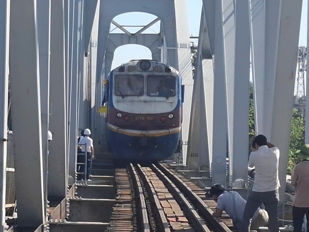 Chuyến tàu hàng lưu thông qua cầu Ghềnh với tốc độ 5 km/h cau-ghenh-13.jpg