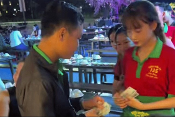 Nhân viên quán nhậu trúng số 18 tỷ, ‘tán lộc’ cho 40 đồng nghiệp tới 70 triệu đồng/người, tặng người bán vé số 100 triệu