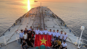 Tàu chở 60.000 tấn xăng bốc cháy, thủy thủ Việt cứu 21 người giữa vùng biển Trung Đông