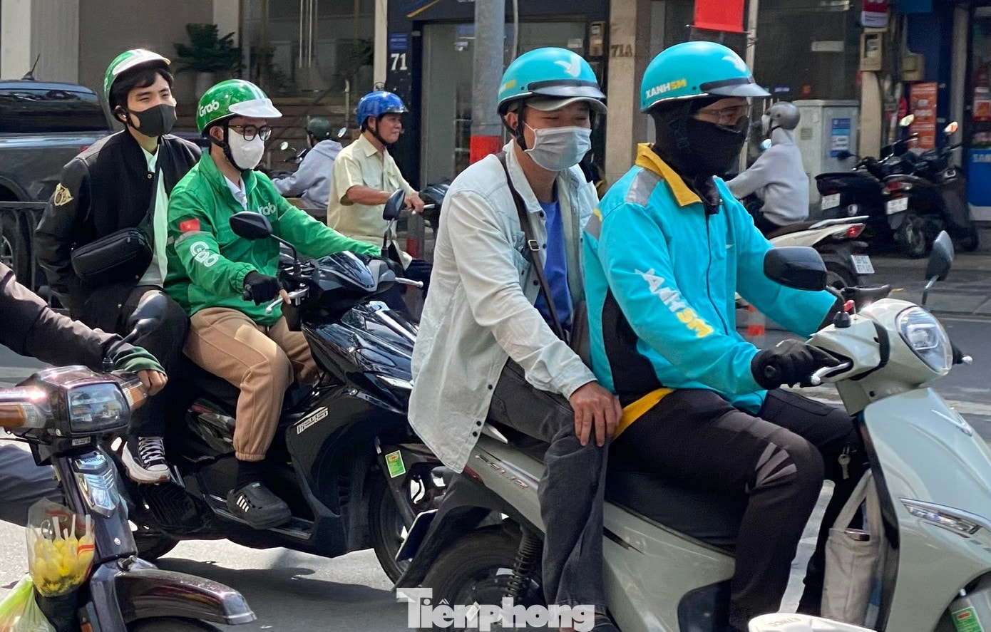 Theo khảo sát của phóng viên, hiện giá cước xe công nghệ tại TPHCM vẫn giữ mức ổn định, chưa điều chỉnh. tp-tai-xe-cong-nghe-3.jpg