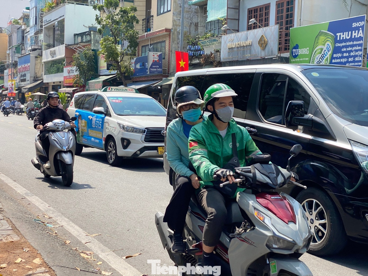 Xe công nghệ hoạt động tại trung tâm TPHCM. Ảnh: Hữu Huy. tp-tai-xe-cong-nghe-2.jpg
