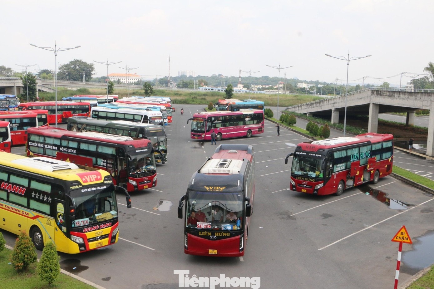 Phương tiện hoạt động tại bến xe Miền Đông mới, TPHCM. 1.jpg