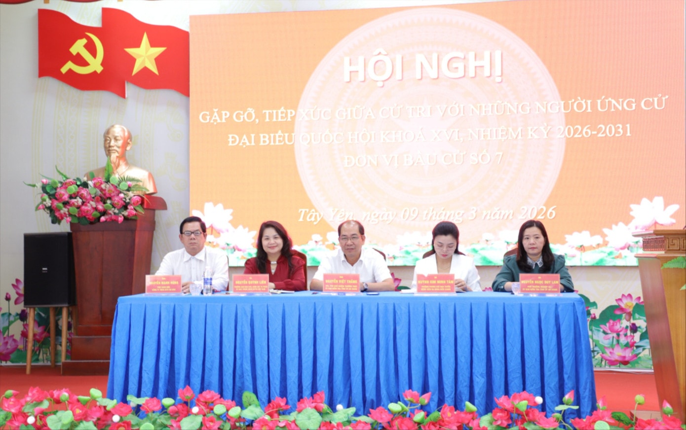Các ứng viên ứng cử đại biểu Quốc hội Khóa XVI tiếp xúc cử tri tại đơn vị bầu cử số 7, tỉnh An Giang. img-5378-2877-2618.jpg