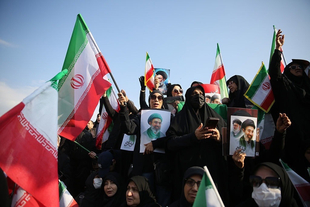 Hàng nghìn người mang quốc kỳ Iran đã tập trung tại Quảng trường Enghelab ở Tehran để bày tỏ sự ủng hộ đối với ông Mojtaba Khamenei. (Ảnh: Getty Images) 69b2712a203027629a33352a.jpg