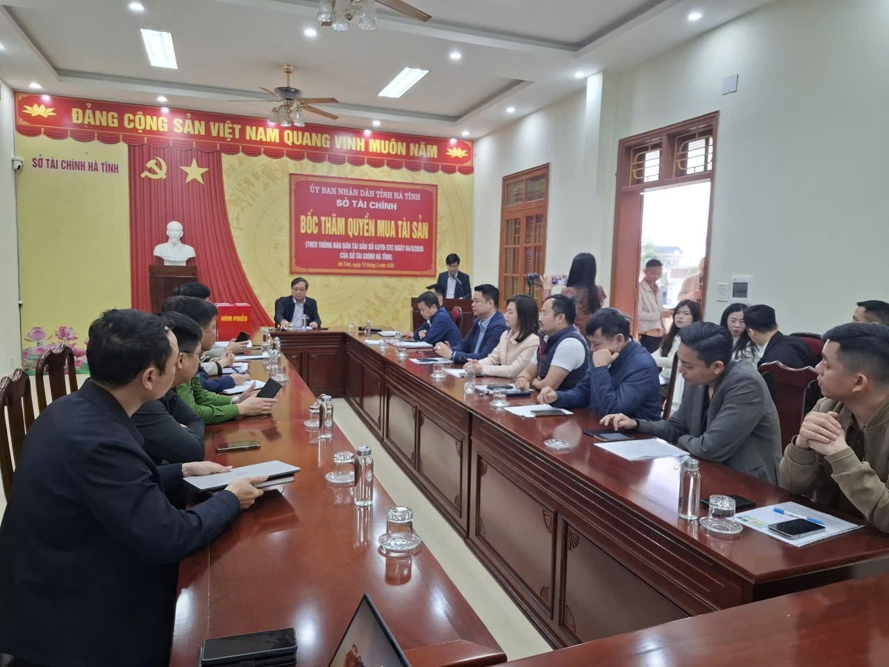 Toàn cảnh buổi tổ chức bốc thăm quyền mua gần 30kg vàng. 346653521655450689-3.jpg