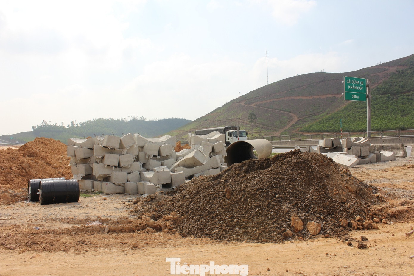 Chuỗi cung ứng vật liệu xây dựng như cát, đá, thép, xi măng và nhựa đường cũng đang xáo trộn mạnh. Ảnh: Lộc Liên. tp-tram-dung-nghi-3-1469.jpg