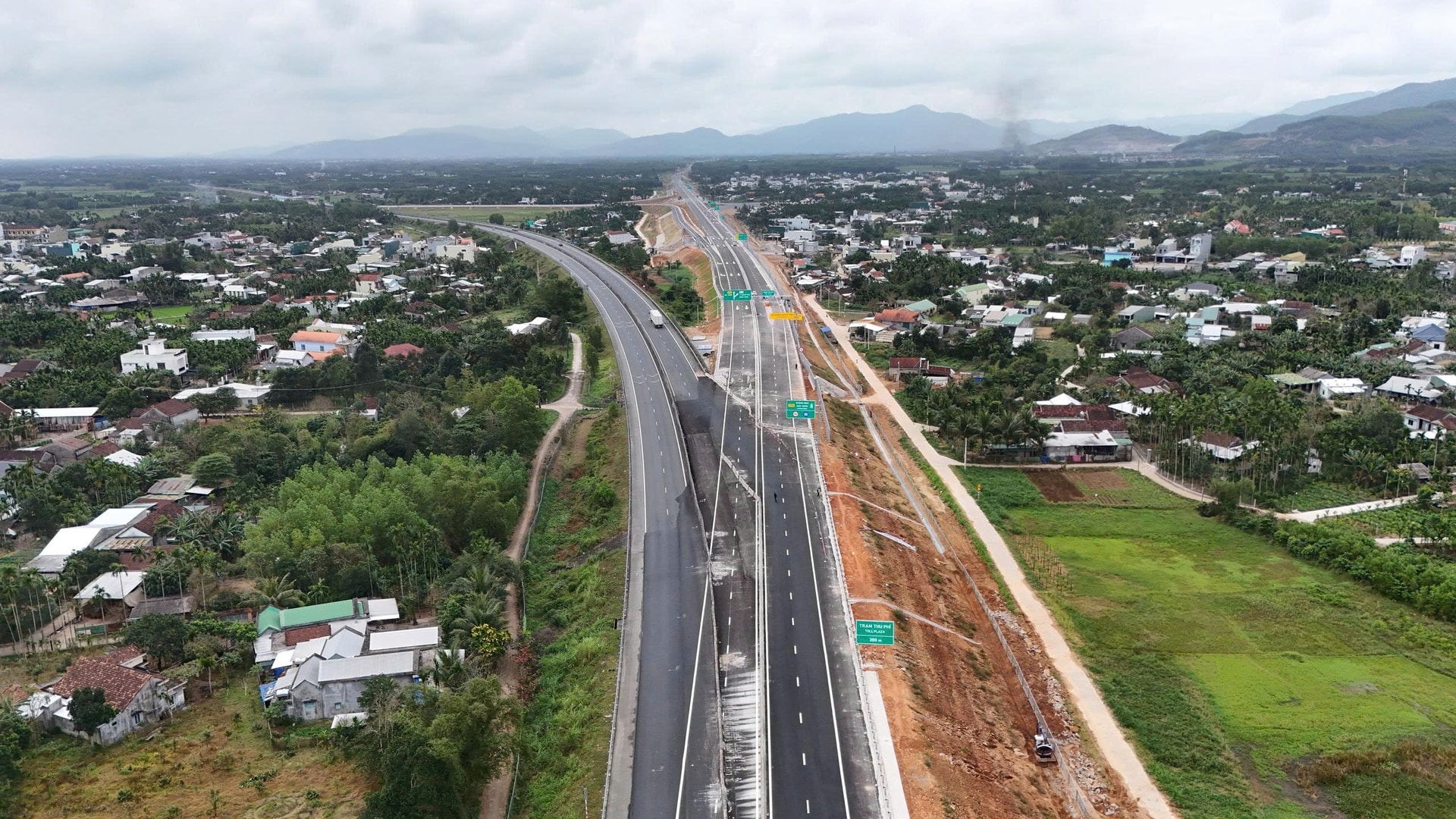 Sắp thông xe cao tốc kết nối miền Trung với 77 cây cầu và 3 hầm xuyên núi- Ảnh 1. Sắp thông xe cao tốc kết nối miền Trung với 77 cây cầu và 3 hầm xuyên núi- Ảnh 1.