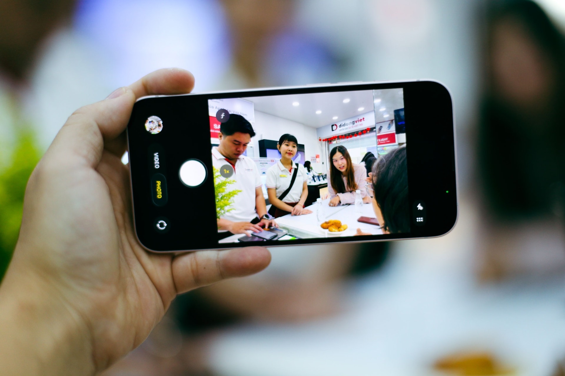 iphone17e-vang-khach-2.jpg