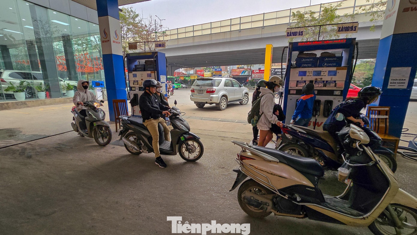 Sau khi giá giảm, lượng người mua tại nhiều cây xăng ở Hà Nội giảm rõ rệt, giao dịch diễn ra nhanh chóng, không còn cảnh xếp hàng kéo dài như trước. tp-cay-xang10.jpg