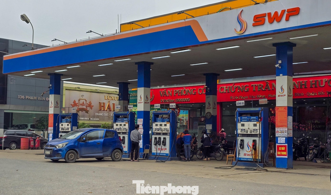 Tình hình tại cửa hàng xăng dầu 136 Phạm Văn Đồng cũng khá vắng vẻ, lượng khách mua không đông giúp việc đổ xăng diễn ra nhanh chóng và thuận tiện. tp-cay-xang5.jpg