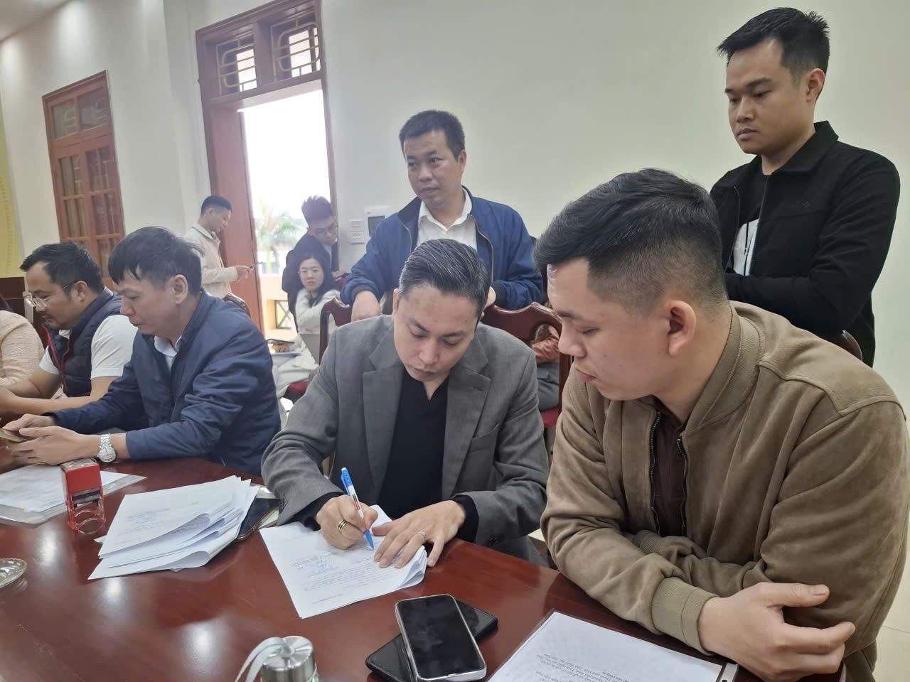 Đại diện Công ty TNHH Phú Nguyên Nga Việt ký hồ sơ sau khi mua trúng. 346653521655450689-2.jpg