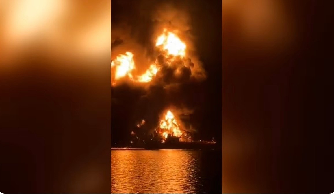 Một tàu chở dầu bốc cháy trên vùng biển Iraq. (Ảnh: CNN) img-0342.jpg