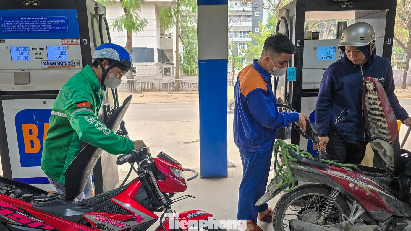 Khác với nhóm xe cá nhân, nhiều tài xế công nghệ vẫn duy trì thói quen đổ xăng theo nhu cầu thực tế. Anh Trần Minh Q. cho biết chỉ đổ khoảng 60.000 đồng để phục vụ công việc trong buổi sáng thay vì đổ đầy bình ngay. tp-cay-xang3.jpg