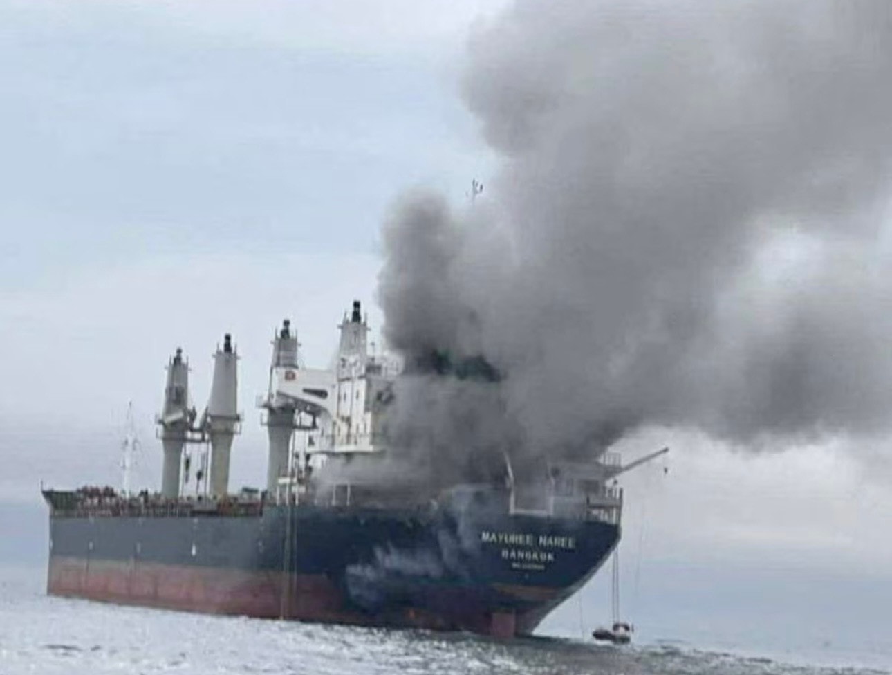 Tàu Thái Lan bị tấn công khi đi qua eo biển Hormuz ngày 11/3. (Ảnh: Reuters) img-0337.jpg