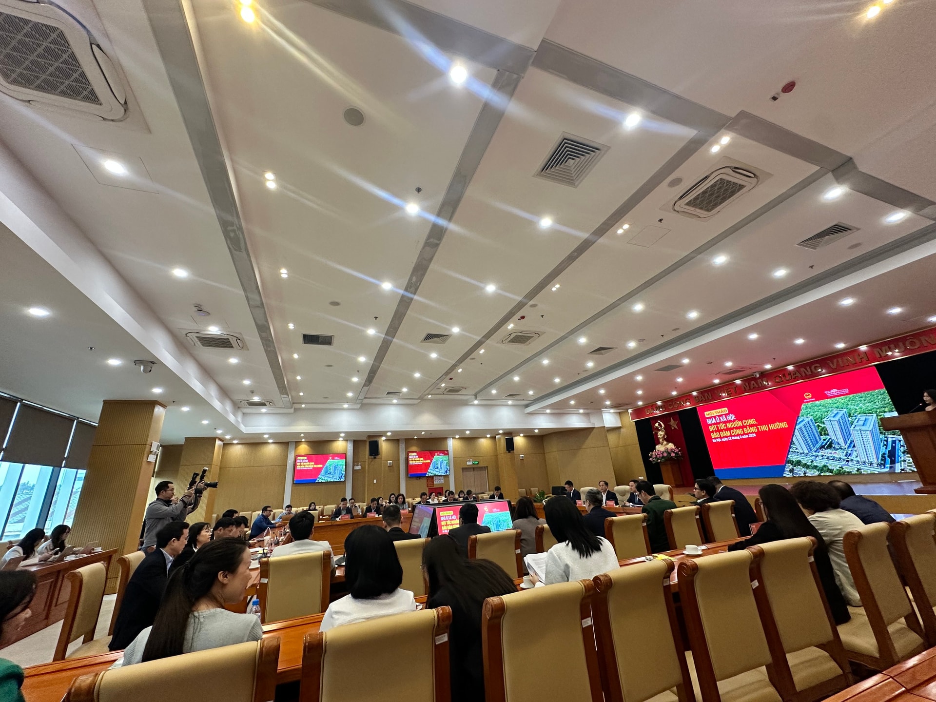 Thứ trưởng Bộ Xây dựng: Việt Nam đã triển khai khoảng 70% mục tiêu, sẽ có 'luồng xanh' cho phát triển NOXH- Ảnh 1. Thứ trưởng Bộ Xây dựng: Việt Nam đã triển khai khoảng 70% mục tiêu, sẽ có 'luồng xanh' cho phát triển NOXH- Ảnh 1.