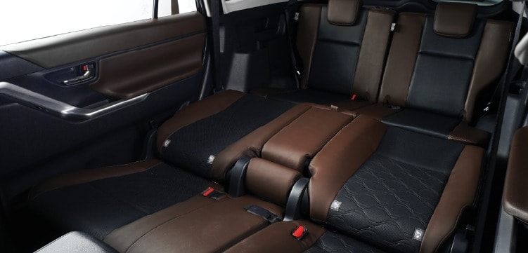 toyota-innova-cross-2.0g-05.jpg