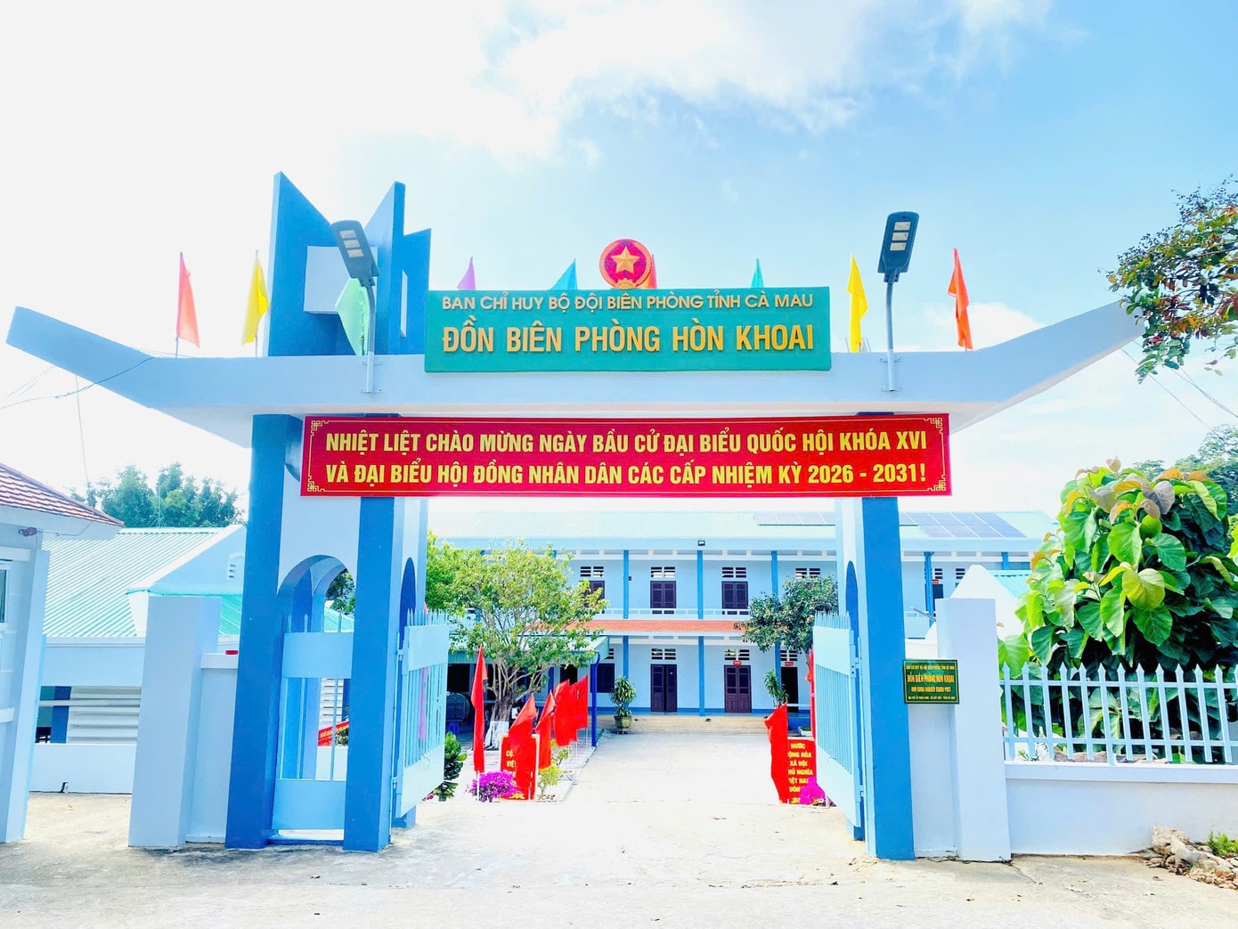 Cùng thời điểm, tại cụm đảo Hòn Khoai (xã Đất Mũi), 292 cử tri gồm lực lượng Bộ đội Biên phòng, Trạm Radar, Hải đăng, Kiểm lâm và công nhân thi công các công trình trọng điểm quốc gia cũng bước vào khu vực bỏ phiếu số 4. 998461845927491344.jpg