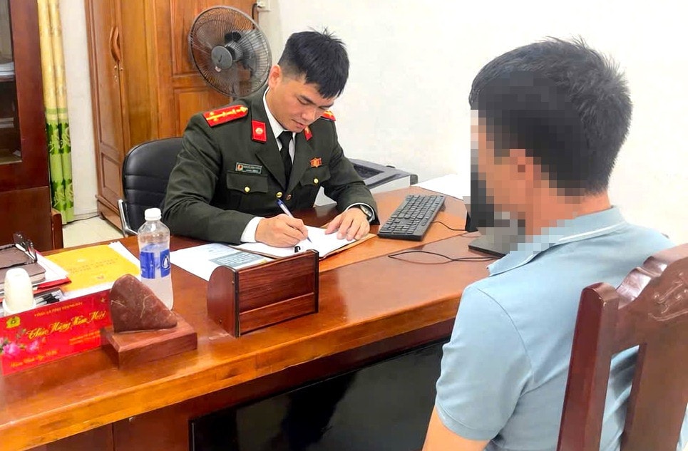 Công an làm việc với người vi phạm. z7615795665853-68e0abe399c9623ed209be78254f7477.jpg