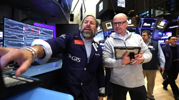 Dow Jones bốc hơi hơn 700 điểm, giá dầu tăng vọt sau tuyên bố của Iran