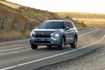 SUV chạy 100 km chỉ tốn 1,5 lít xăng của Mitsubishi đã về đại lý: Nâng cấp pin, tăng phạm vi chạy điện và bổ sung trang bị tiện nghi