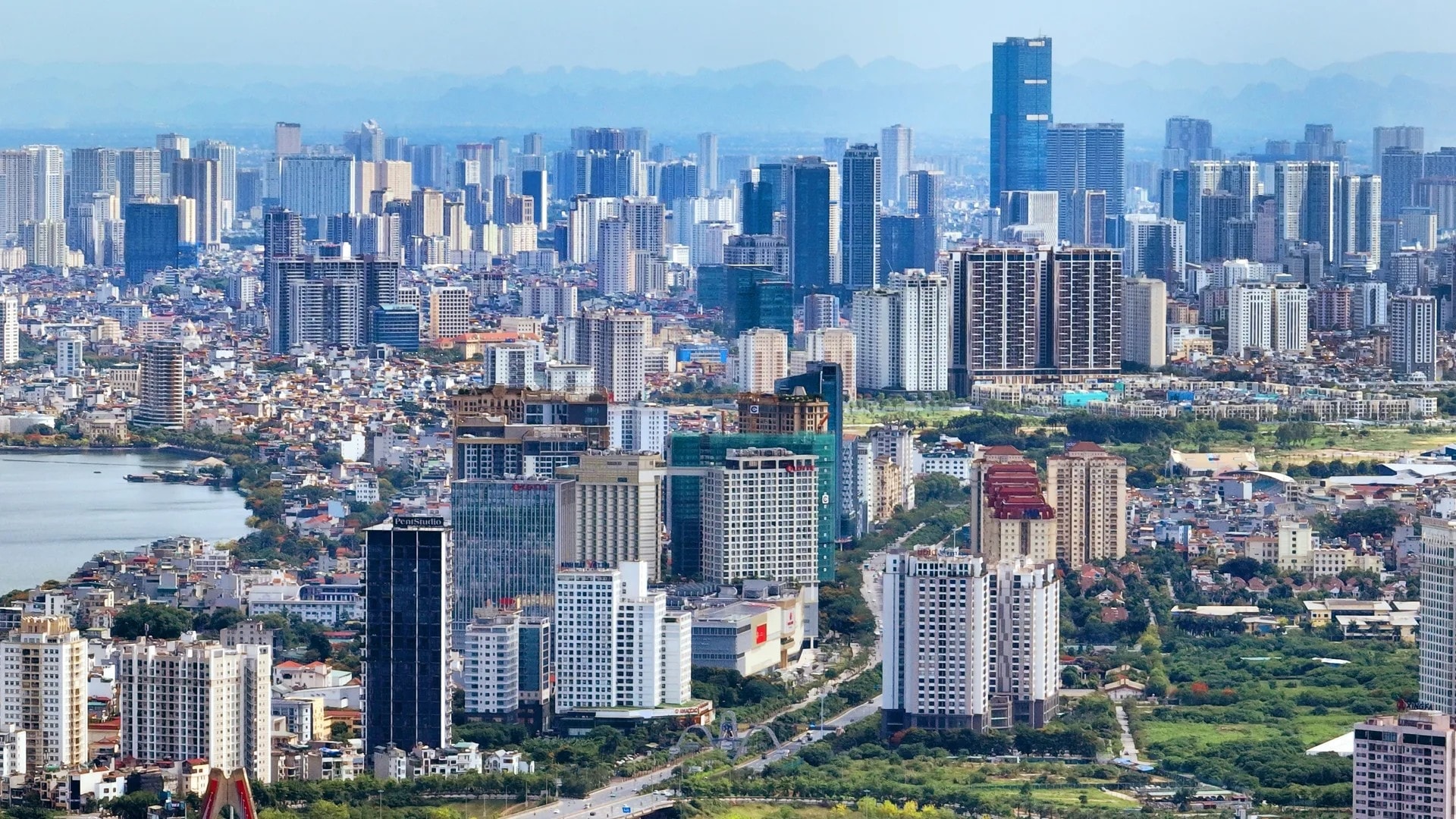 Hà Nội duy trì đà tăng trưởng kinh tế ổn định trong giai đoạn nhiều biến động, khẳng định vai trò trung tâm và trụ cột của nền kinh tế quốc gia