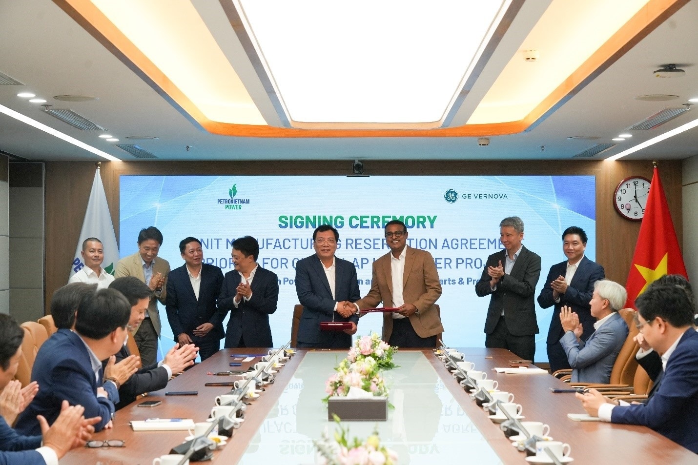 Ông Lê Như Linh - Tổng Giám đốc PV Power và ông Manikantan Palanisamy - Giám đốc Điều hành thương mại khu vực châu Á của GE Vernova ký kết thỏa thuận hợp tác.