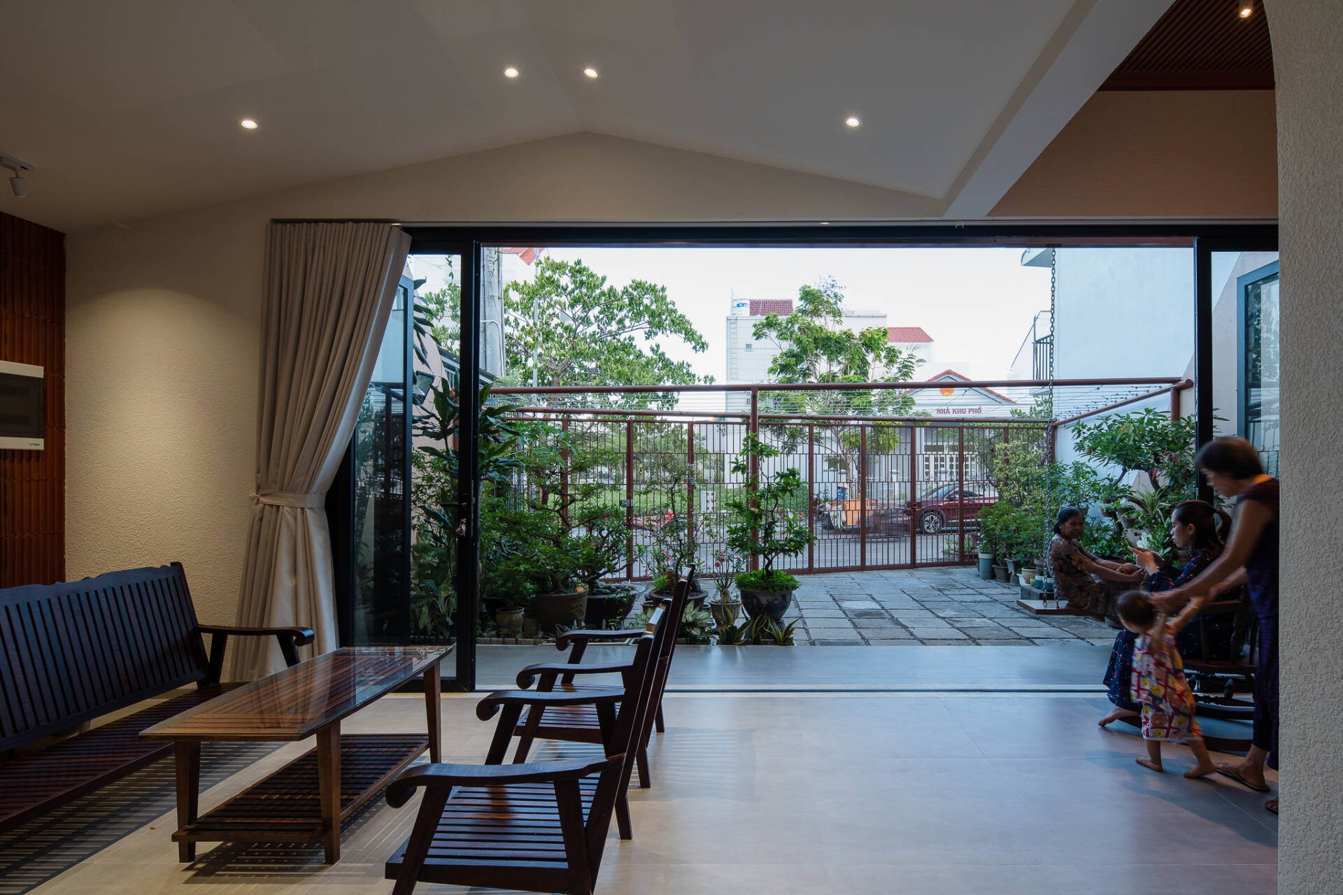 Độc đáo ngôi nhà mái ngói dốc giữa lòng Phan Thiết: Không gian sống đương đại mang hơi thở kiến trúc truyền thống- Ảnh 4. Độc đáo ngôi nhà mái ngói dốc giữa lòng Phan Thiết: Không gian sống đương đại mang hơi thở kiến trúc truyền thống- Ảnh 4.