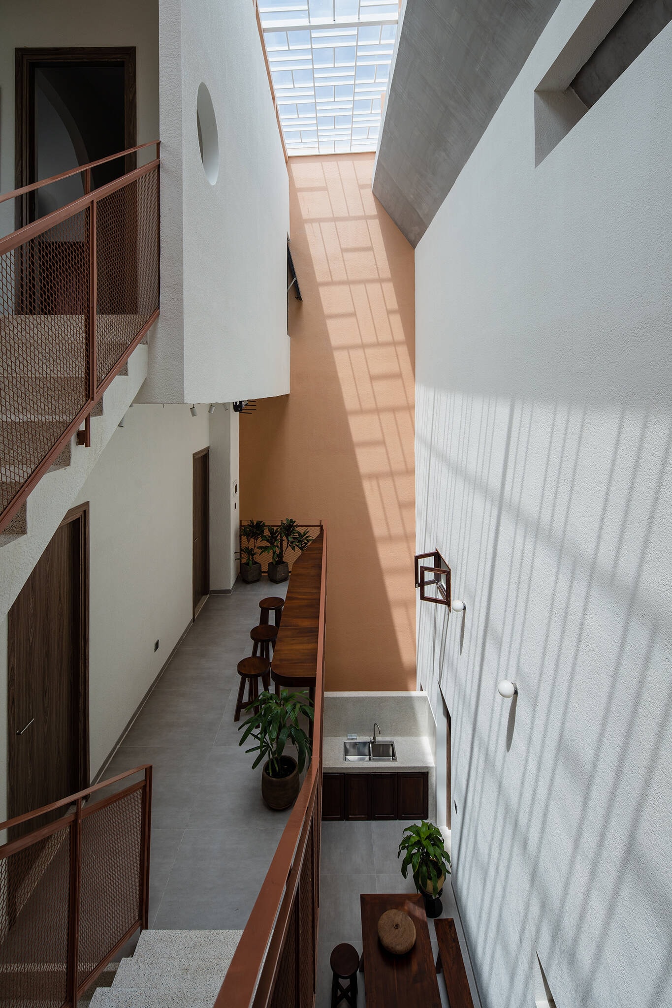 Độc đáo ngôi nhà mái ngói dốc giữa lòng Phan Thiết: Không gian sống đương đại mang hơi thở kiến trúc truyền thống- Ảnh 9. Độc đáo ngôi nhà mái ngói dốc giữa lòng Phan Thiết: Không gian sống đương đại mang hơi thở kiến trúc truyền thống- Ảnh 9.