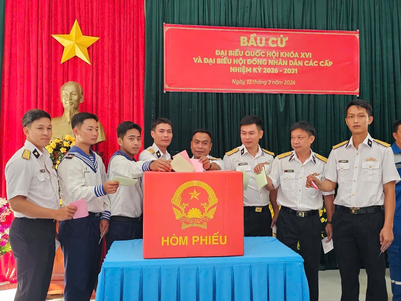 Lực lượng công an và các ngành chức năng cũng đã siết chặt quản lý cư trú, bến tàu từ nhiều ngày trước để danh sách cử tri không bị bỏ sót hay trùng lặp. 239738770182802369.jpg