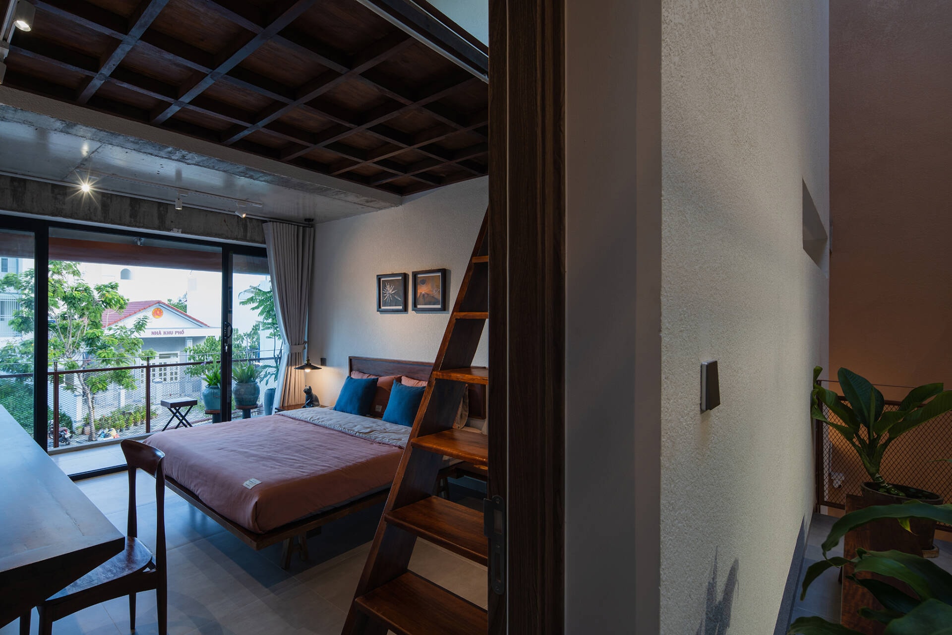 Độc đáo ngôi nhà mái ngói dốc giữa lòng Phan Thiết: Không gian sống đương đại mang hơi thở kiến trúc truyền thống- Ảnh 5. Độc đáo ngôi nhà mái ngói dốc giữa lòng Phan Thiết: Không gian sống đương đại mang hơi thở kiến trúc truyền thống- Ảnh 5.