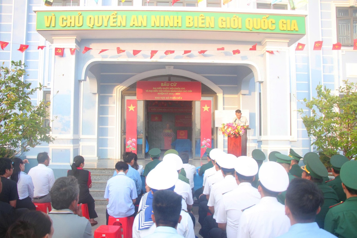 Ghi nhận tại đảo Hòn Chuối (ấp 1, xã Sông Đốc, Cà Mau ), điểm bỏ phiếu của tổ bầu cử số 3 được đặt trang trọng tại trụ sở Đồn biên phòng Hòn Chuối với cơ sở vật chất được chuẩn bị đầy đủ. dcc4f982c5164b481207.jpg