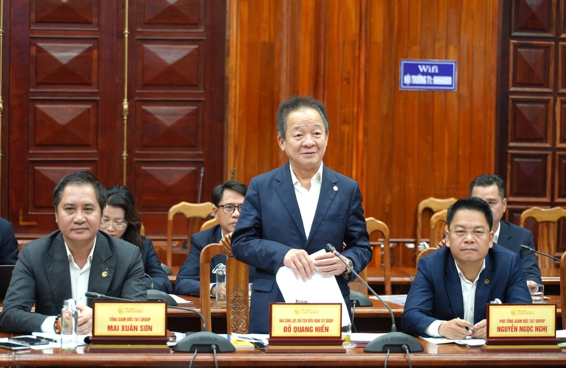 Ông Đỗ Quang Hiển, Nhà sáng lập, Chủ tịch HĐQT Tập đoàn T&T phát biểu tại buổi làm việc. Nguồn ảnh: Báo Quảng Trị Ông Đỗ Quang Hiển, Nhà sáng lập, Chủ tịch HĐQT Tập đoàn T&T phát biểu tại buổi làm việc. Nguồn ảnh: Báo Quảng Trị