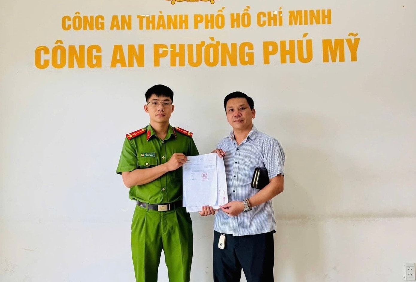 Anh Tuấn hoàn tất thủ tục tại trụ sở công an sau khi chuyển trả lại cho người chuyển khoản nhầm. img-8076.jpg