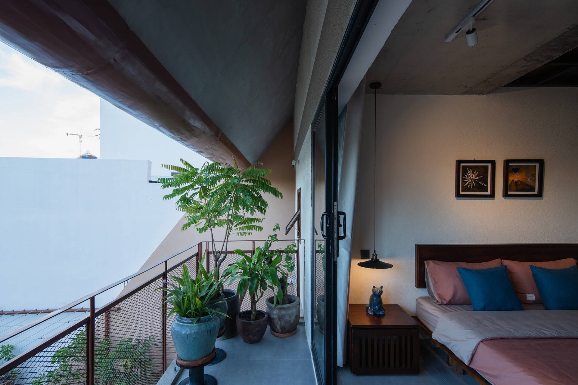 Độc đáo ngôi nhà mái ngói dốc giữa lòng Phan Thiết: Không gian sống đương đại mang hơi thở kiến trúc truyền thống- Ảnh 6. Độc đáo ngôi nhà mái ngói dốc giữa lòng Phan Thiết: Không gian sống đương đại mang hơi thở kiến trúc truyền thống- Ảnh 6.