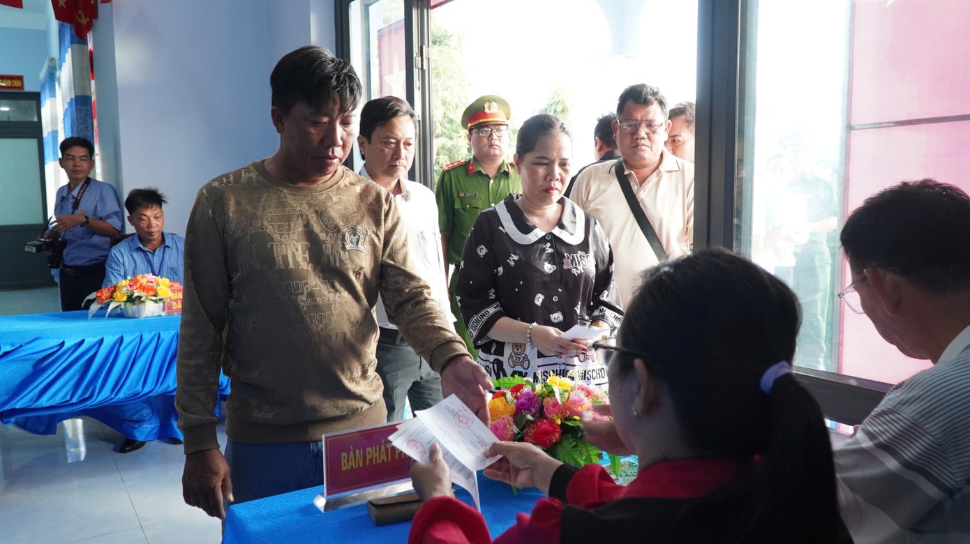 Cùng chung mong mỏi, cử tri Nguyễn Văn Trung cho biết, hy vọng lớn nhất của bà con nơi đảo xa là phát triển được nghề nuôi cá, có nước ngọt và điện sinh hoạt. Ông kỳ vọng qua đợt bầu cử này sẽ tìm ra những người đủ đức, đủ tài để nguyện vọng của người dân trên đảo sớm được thực hiện. 65b23e6501f18fafd6e0.jpg