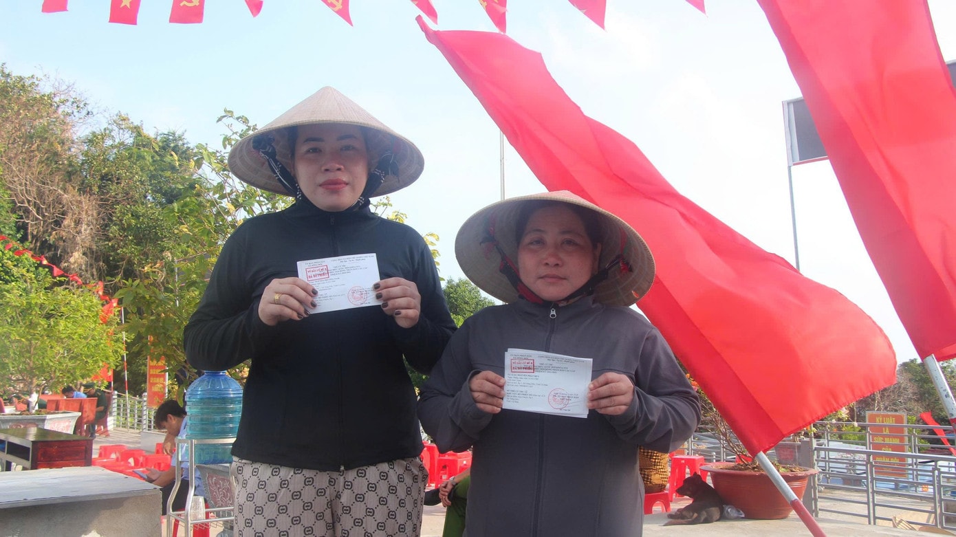 Từ tờ mờ sáng, bà Bùi Phương Thùy - người có hàng chục năm bám trụ nghề nuôi cá lồng bè và trải qua 3 kỳ bầu cử tại Hòn Chuối không giấu được sự xúc động: fab345137987f7d9ae96.jpg