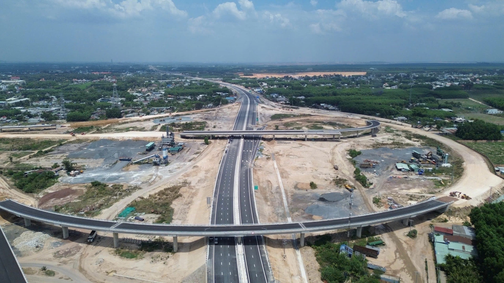 Chỉ 1 tháng nữa, thông xe đoạn cao tốc nghìn tỷ kết nối 2 tỉnh thành giàu nhất cả nước- Ảnh 2. Chỉ 1 tháng nữa, thông xe đoạn cao tốc nghìn tỷ kết nối 2 tỉnh thành giàu nhất cả nước- Ảnh 2.