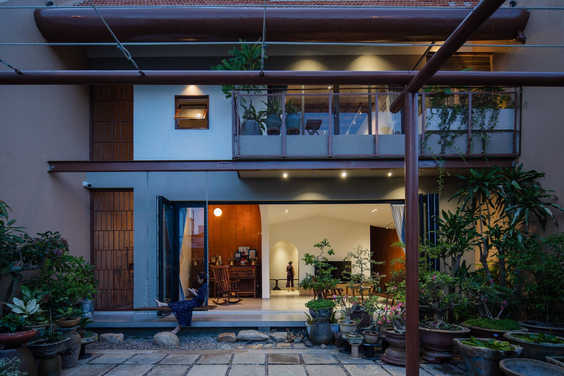 Độc đáo ngôi nhà mái ngói dốc giữa lòng Phan Thiết: Không gian sống đương đại mang hơi thở kiến trúc truyền thống- Ảnh 3. Độc đáo ngôi nhà mái ngói dốc giữa lòng Phan Thiết: Không gian sống đương đại mang hơi thở kiến trúc truyền thống- Ảnh 3.