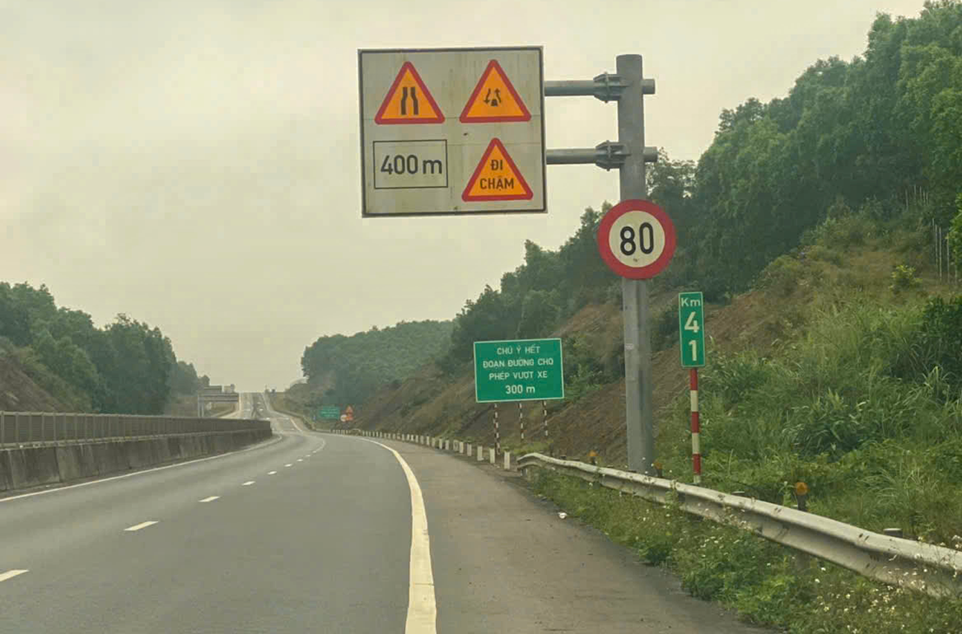 Với những đoạn thuộc cao tốc Cam Lộ - La Sơn đã mở rộng đủ 4 làn xe, cơ quan chức năng sẽ được đề xuất nâng tốc độ lưu thông lên 80 km/h. Ảnh: DRVN. cao-toc-cam-lo-ls.png