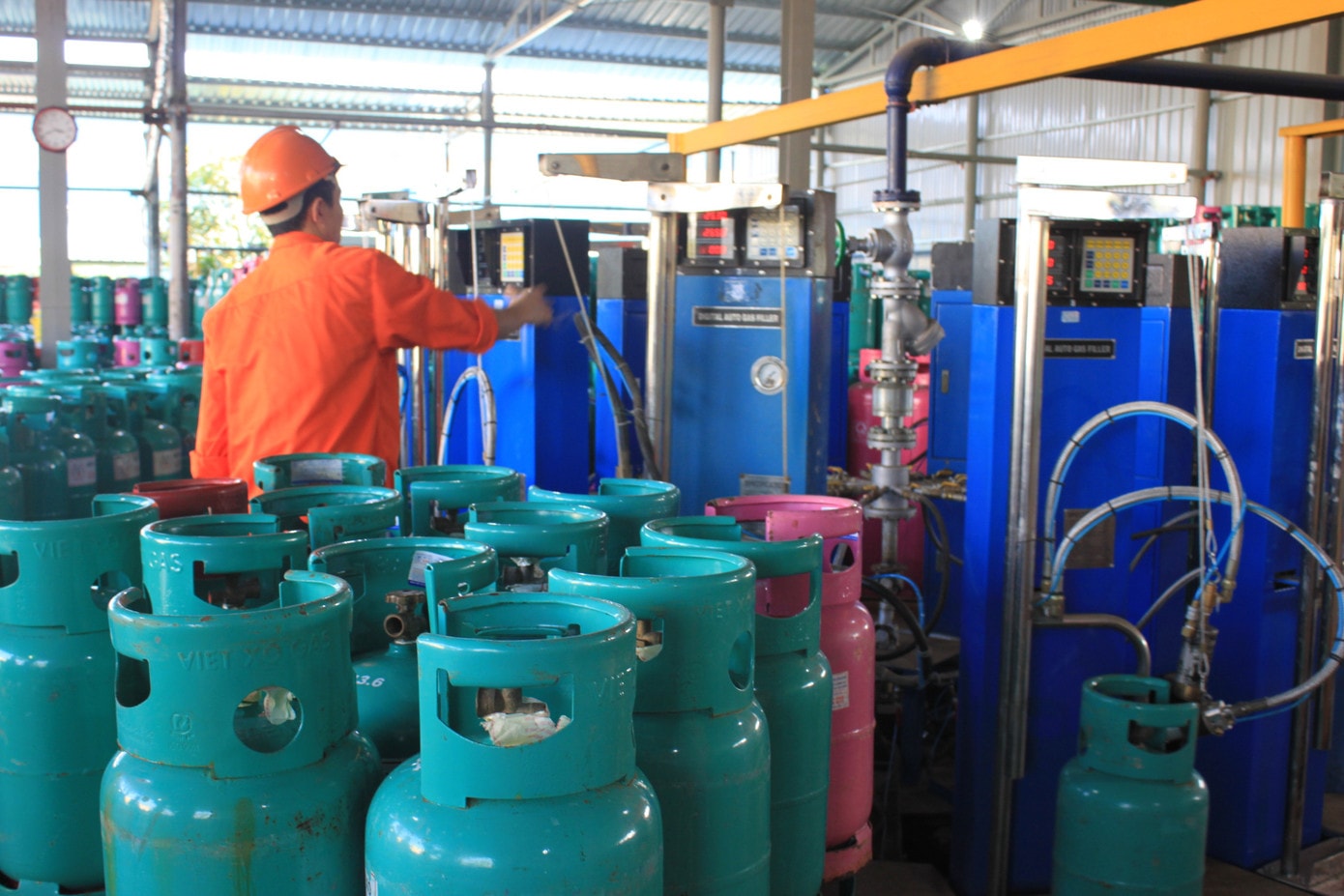 Giá gas tăng cao khiến chi phí sinh hoạt của người dân và doanh nghiệp sản xuất tăng cao. ga1.jpg