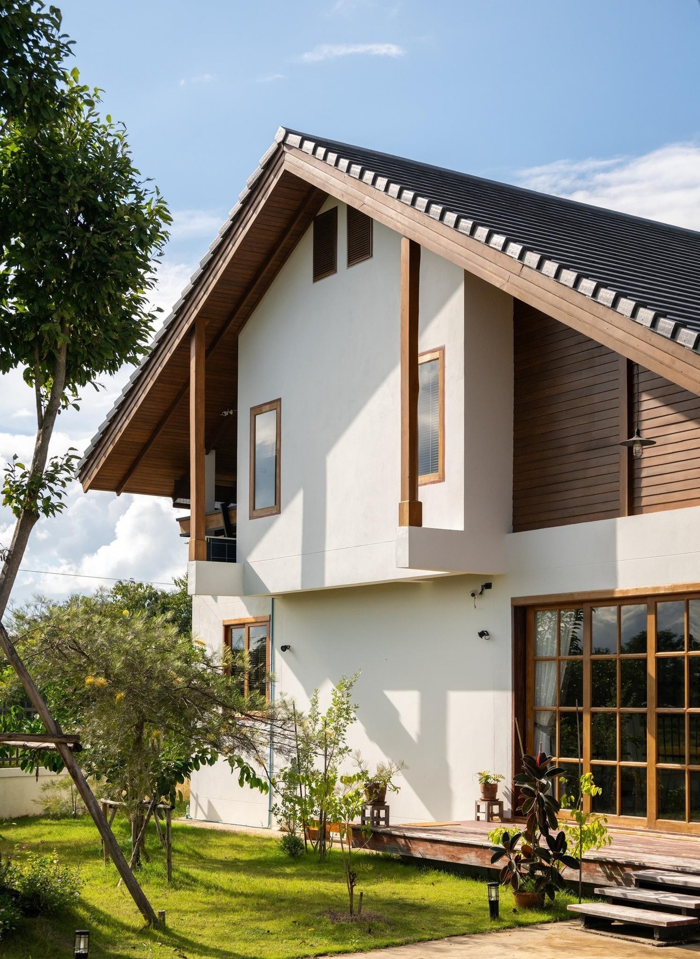 Cảm nhận không gian sống chậm giữa khu vườn xanh trong ngôi nhà mái dốc yên bình- Ảnh 2. Cảm nhận không gian sống chậm giữa khu vườn xanh trong ngôi nhà mái dốc yên bình- Ảnh 2.