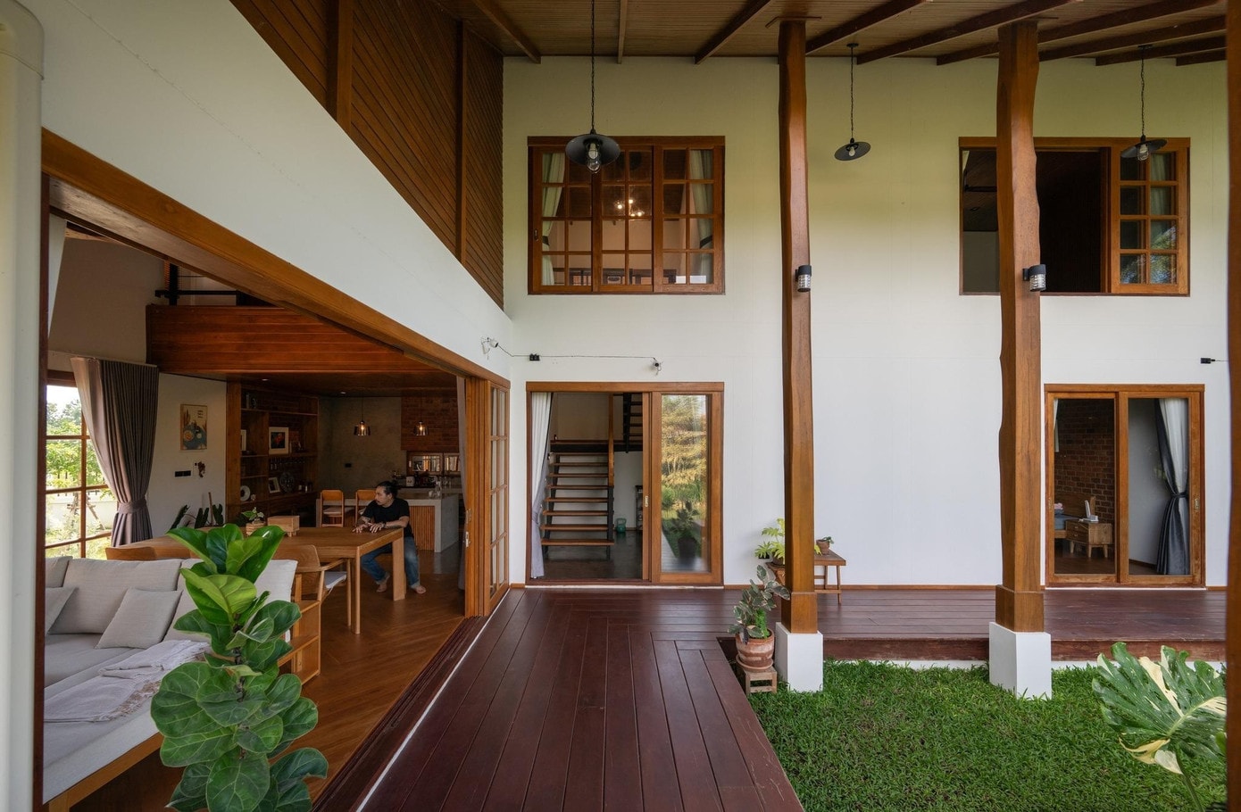 Cảm nhận không gian sống chậm giữa khu vườn xanh trong ngôi nhà mái dốc yên bình- Ảnh 8. Cảm nhận không gian sống chậm giữa khu vườn xanh trong ngôi nhà mái dốc yên bình- Ảnh 8.