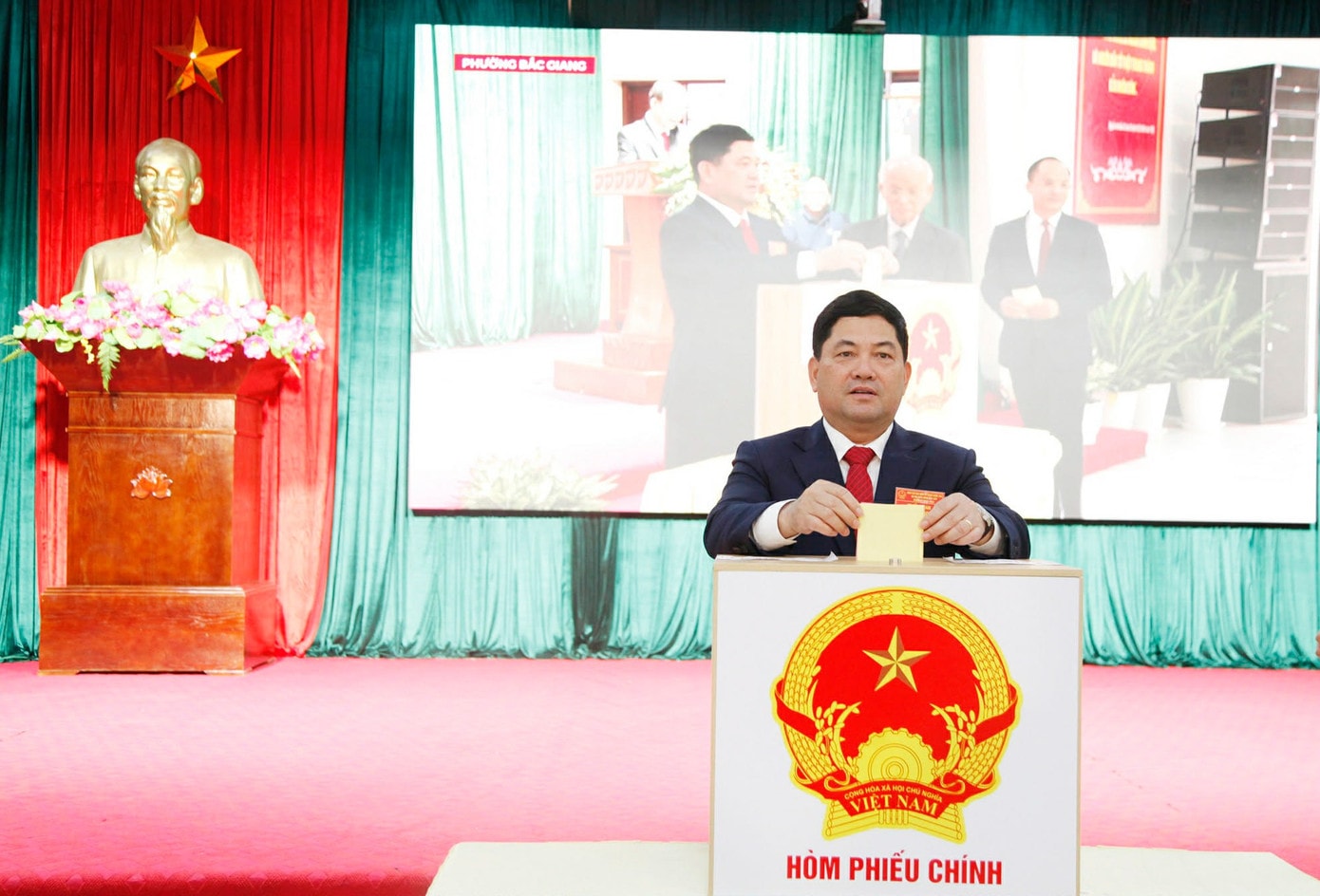 Bí thư Tỉnh ủy Bắc Ninh Nguyễn Hồng Thái bỏ phiếu ở tổ bầu cử số 2, phường Bắc Giang. attagzxyhtn4zf7duoep9nl3dhyy1eup-2cav0vl-dkkny.jpg