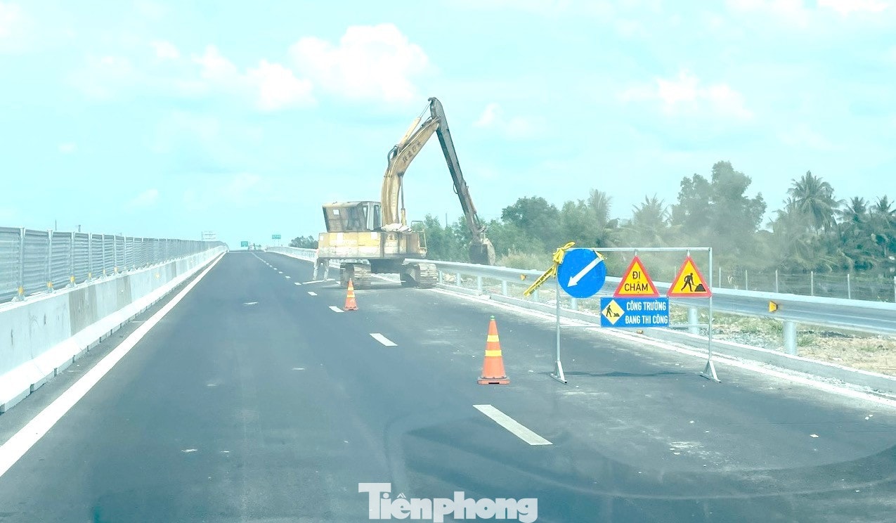Tuyến cao tốc đoạn Hậu Giang - Cà Mau cho xe lưu thông tạm từ 19/1 tới nay, trong khi nhà các nhà thầu tiếp tục thi công hoàn thiện các hạng mục còn lại. tp-cao-toc-ca-mau-can-tho-1.jpg