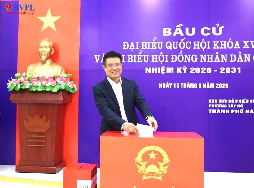 Đồng chí Nguyễn Huy Tiến - Viện trưởng VKSND tối cao - bỏ phiếu bầu tại Tổ bầu cử số 25, phường Tây Hồ, Hà Nội. img-8202.jpg