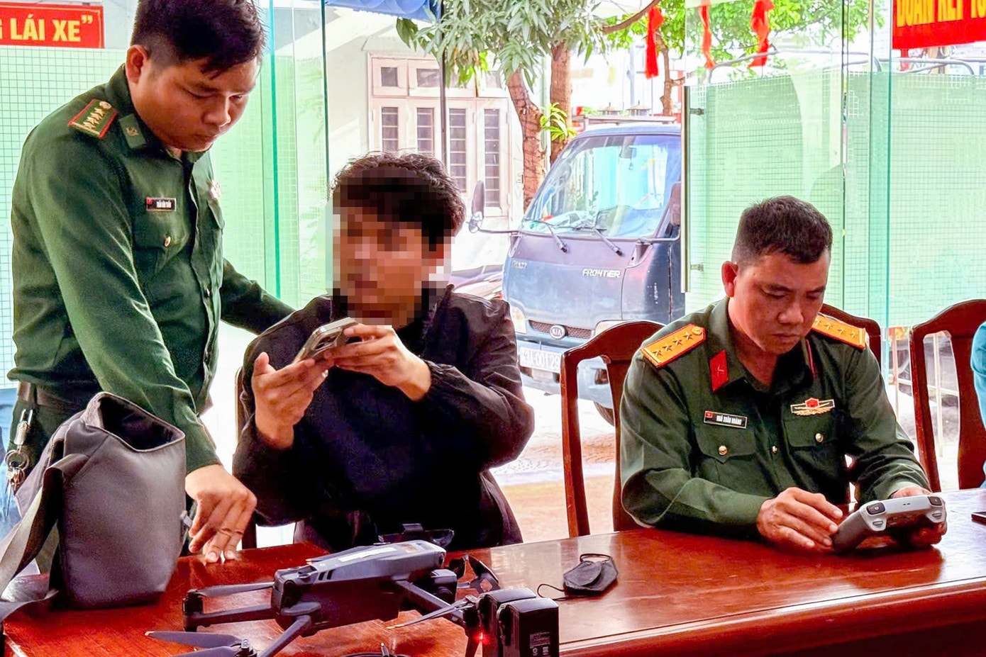 Lực lượng chức năng làm việc và kiểm tra hình ảnh, thiết bị bay của ông S.A. 7f89e05f40c0ce9e97d1.jpg