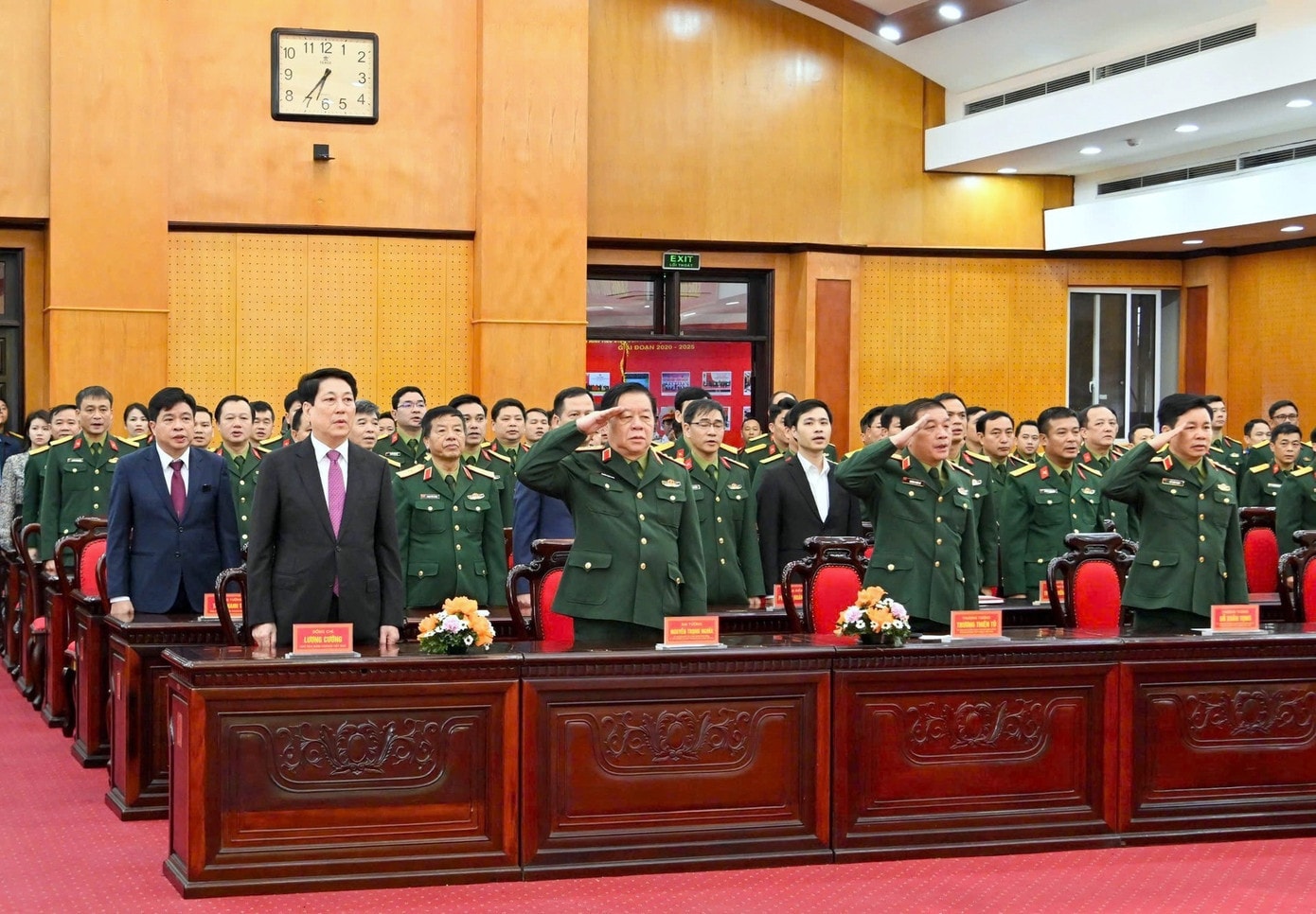Chủ tịch nước Lương Cường cùng lãnh đạo Tổng cục Chính trị QĐND Việt Nam và các cử tri tham dự khai mạc bầu cử tại Khu vực bỏ phiếu số 26, phường Hoàn Kiếm, TP. Hà Nội. tcct-7.jpg