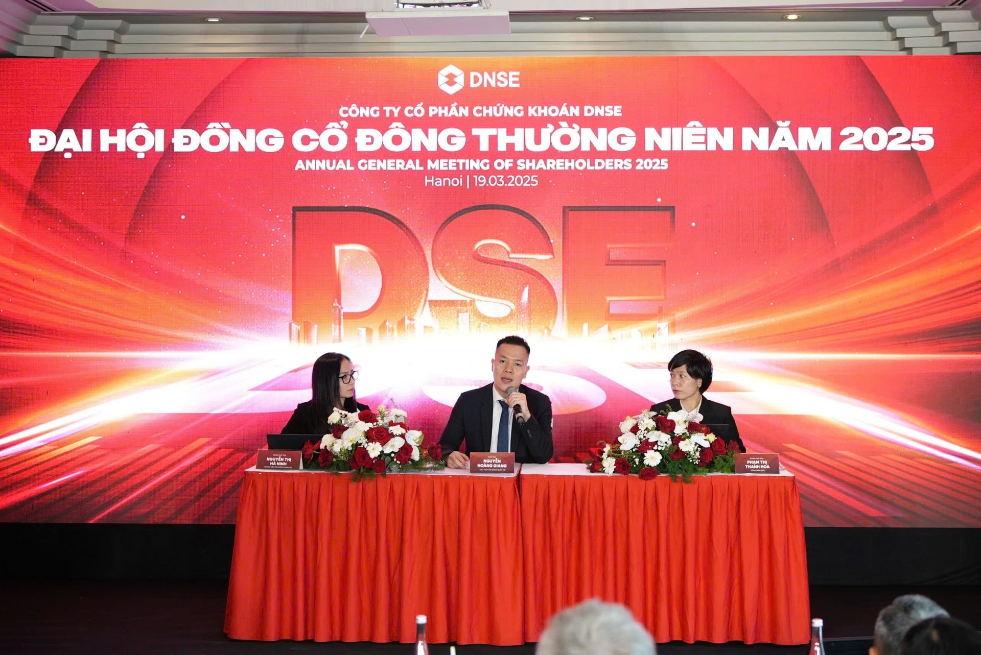Ban lãnh đạo DNSE trả lời cổ đông tại Đại hội