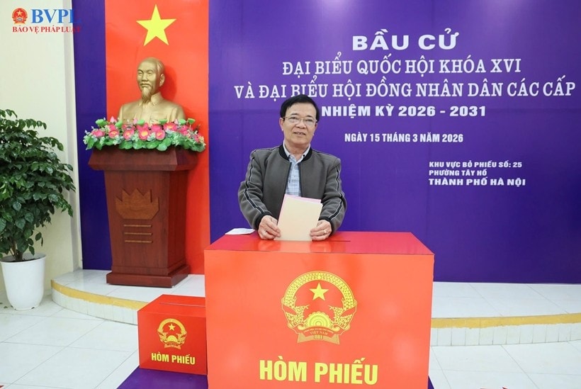Cử tri bỏ phiếu bầu đại biểu Quốc hội khóa XVI và đại biểu Hội đồng nhân dân các cấp, nhiệm kỳ 2026-2031 tại Tổ bầu cử số 25, phường Tây Hồ, Hà Nội. img-8207.jpg