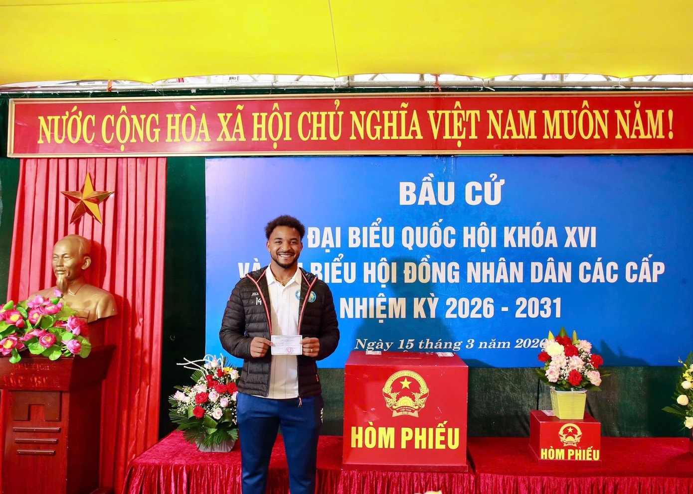 Tiền đạo nhập tịch Nguyễn Xuân Son tham gia bầu cử. baucutc6.jpg